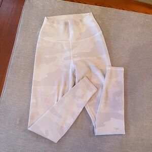 Alo Women's Camo High Waist Leggings - White, Light Gray - Size S
